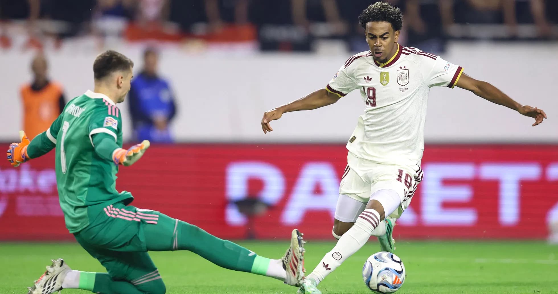 Jugador de España esquivando al portero rival