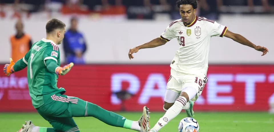 Jugador de España esquivando al portero rival