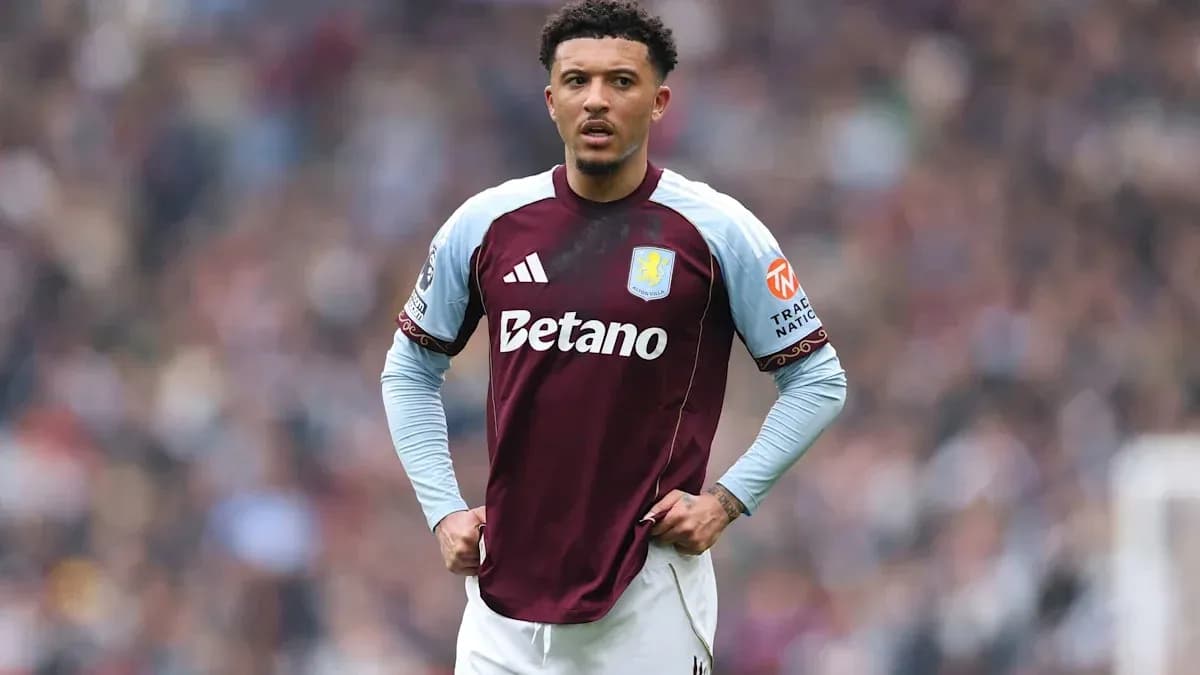 Jugador de Aston Villa en el campo durante partido