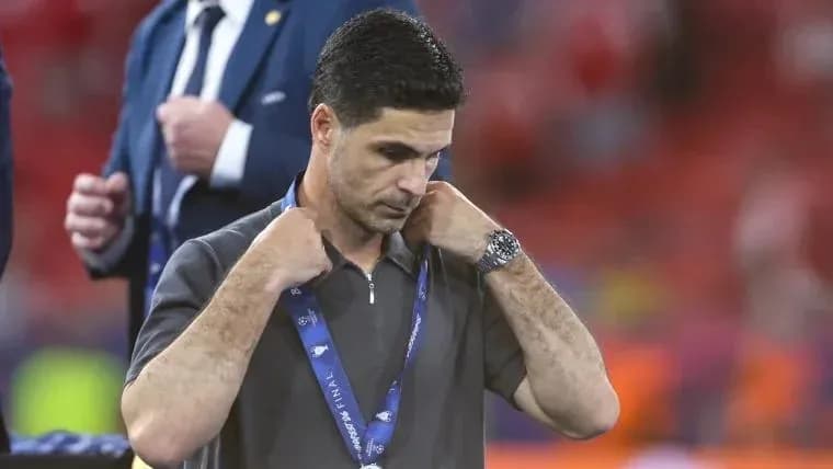 Entrenador ajustándose la medalla tras el partido