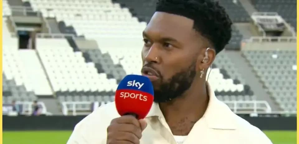 Presentador hablando en estadio con micrófono de Sky Sports
