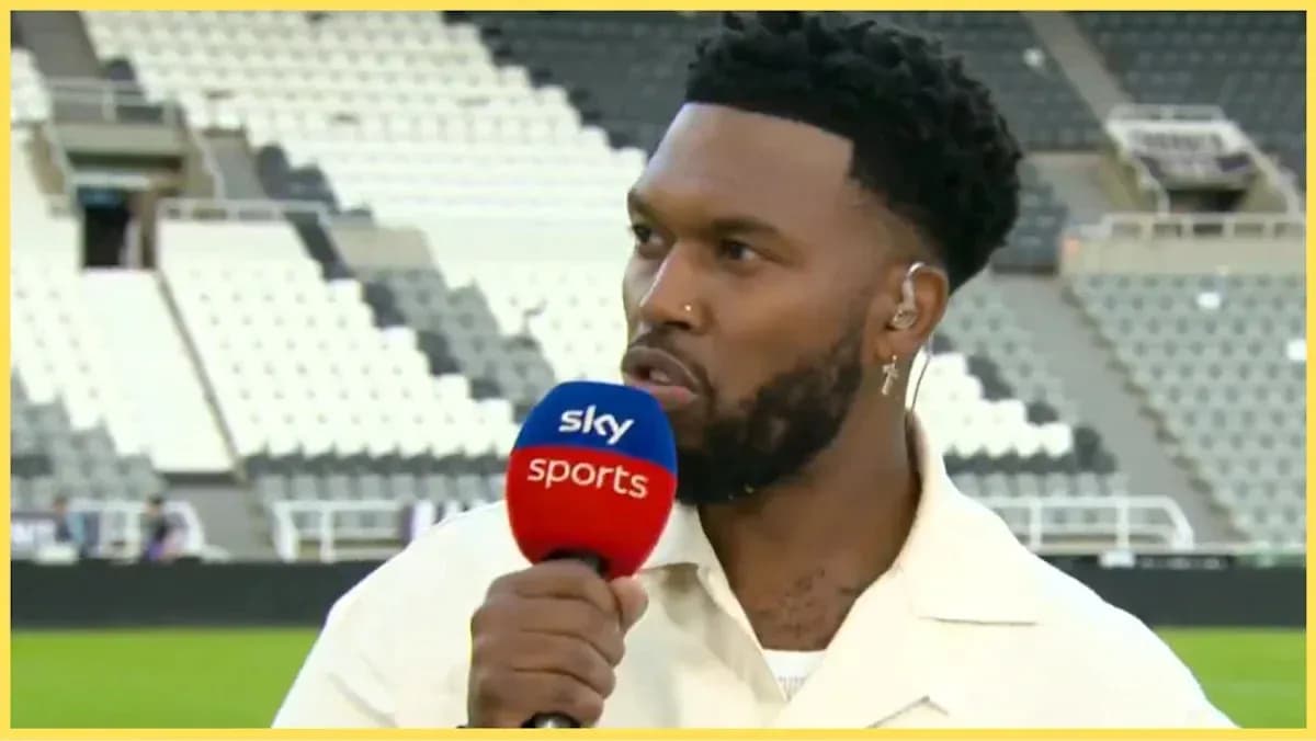 Presentador hablando en estadio con micrófono de Sky Sports