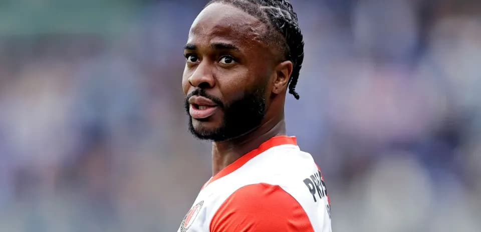 Jugador de fútbol en uniforme mirando hacia la cámara