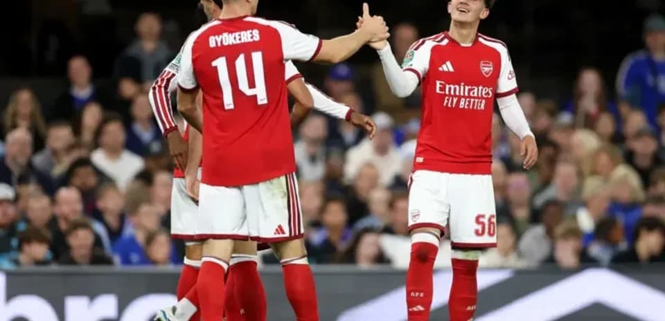 Jugadores de Arsenal celebrando en el campo