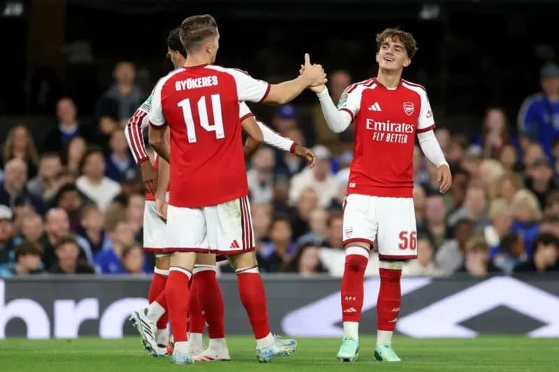 Jugadores de Arsenal celebrando en el campo