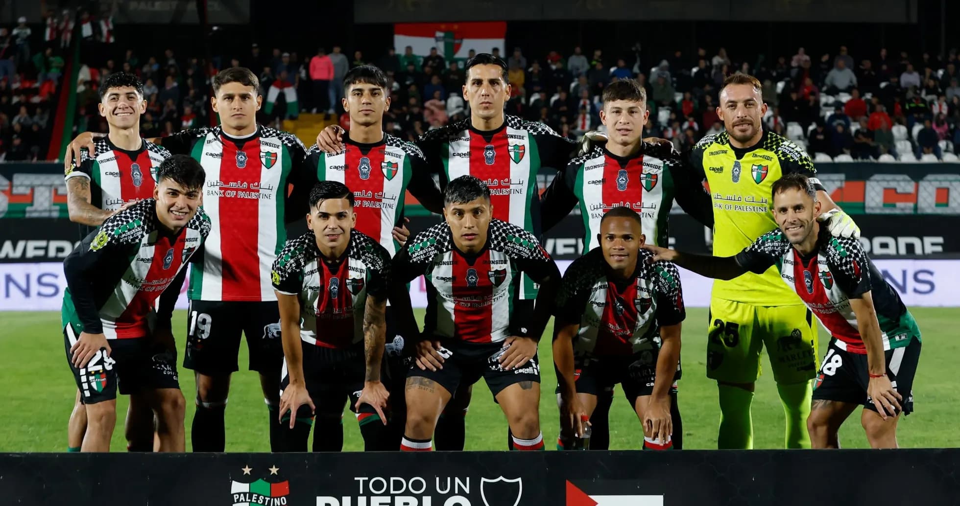 Jugadores de Palestino posando antes del partido