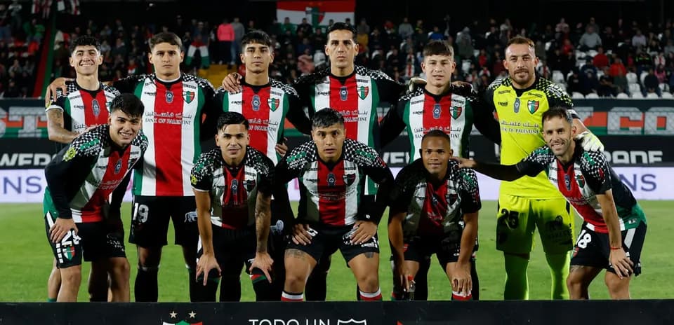 Jugadores de Palestino posando antes del partido