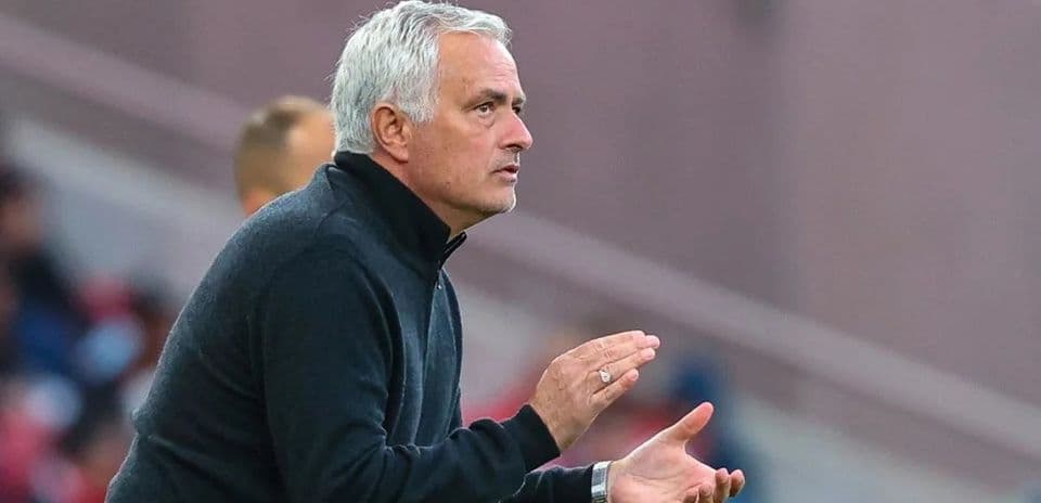 Entrenador dirigiendo a su equipo durante el partido