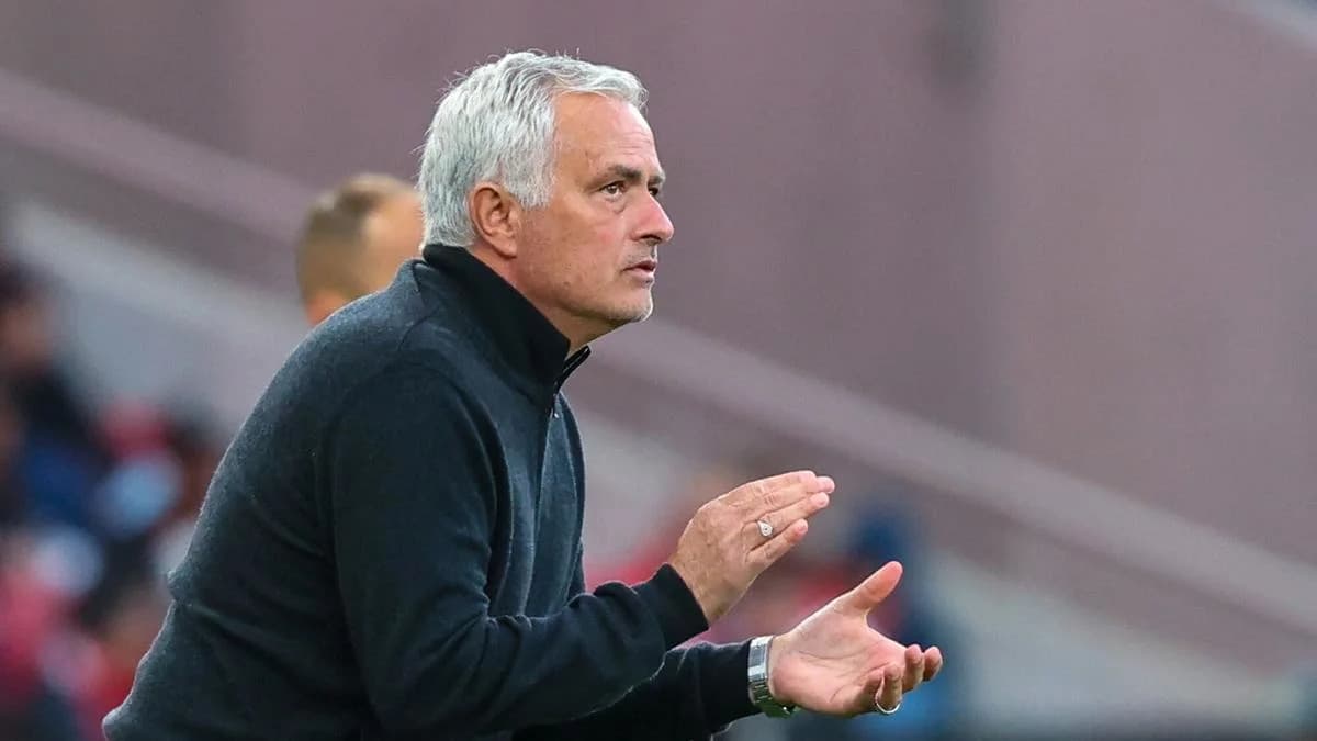 Entrenador dirigiendo a su equipo durante el partido