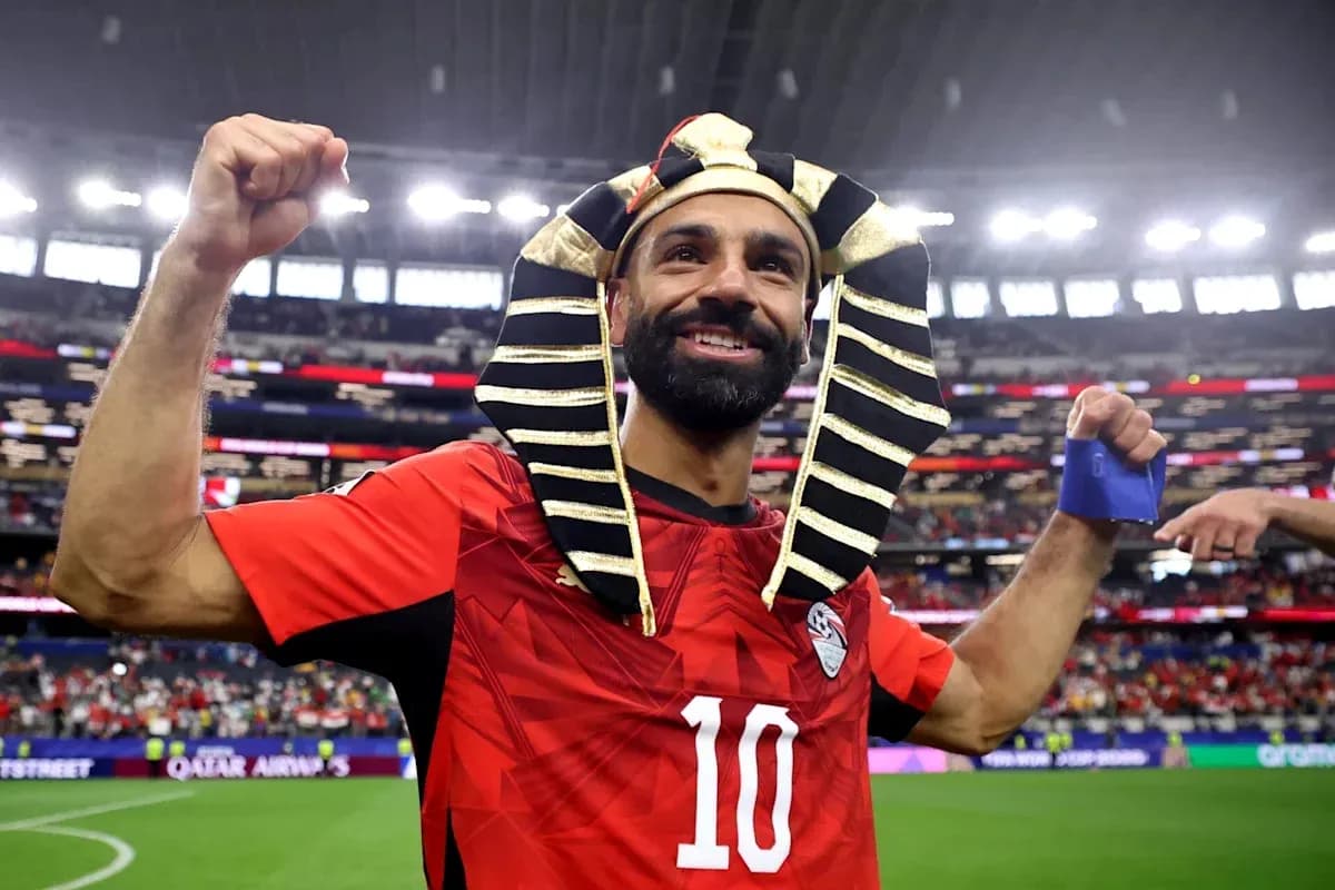 Jugador con camiseta de Egipto celebrando con tocado