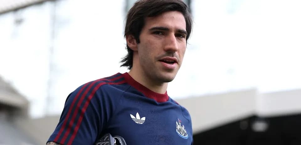 Jugador de Newcastle con camiseta azul en el estadio