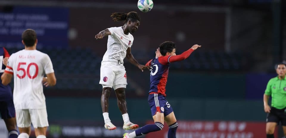 Jugador saltando durante el partido de fútbol