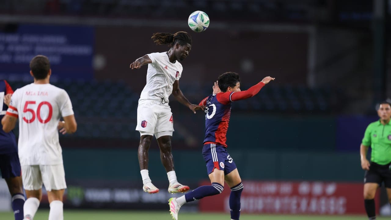 Jugador saltando durante el partido de fútbol