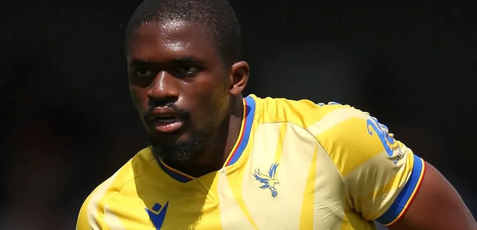 Jugador de fútbol corriendo con camiseta amarilla
