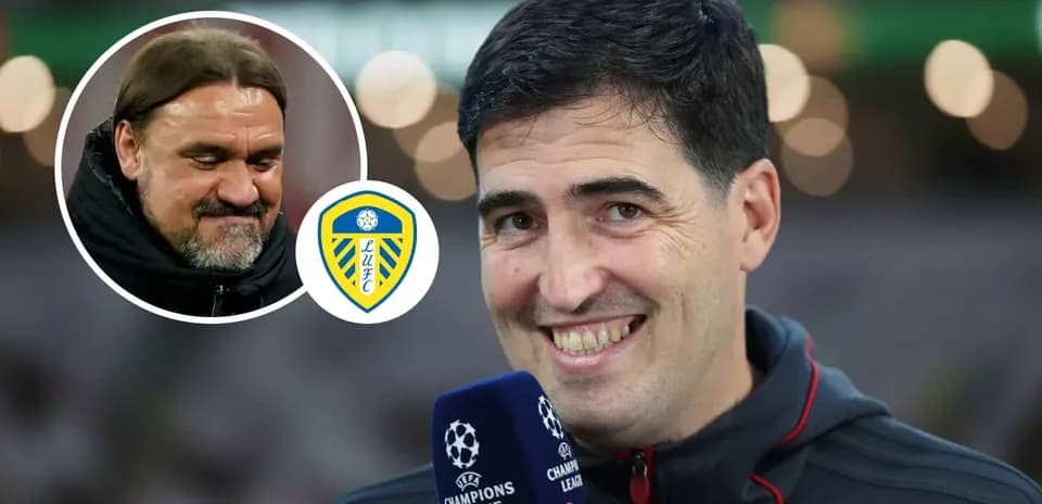 Entrenador sonriendo con micrófono de entrevista