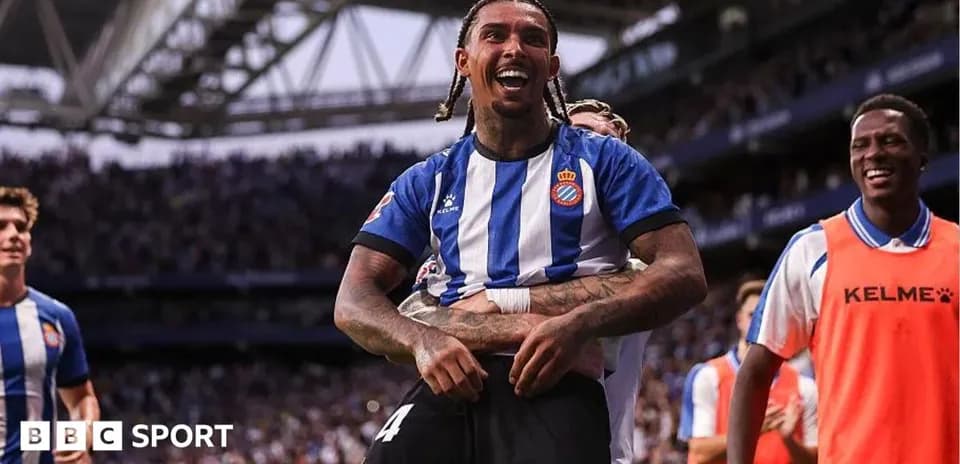 Jugador del Espanyol celebrando un gol con compañeros