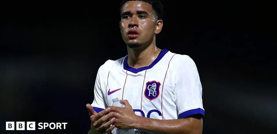 Jugador con camiseta de Chelsea sosteniendo agua
