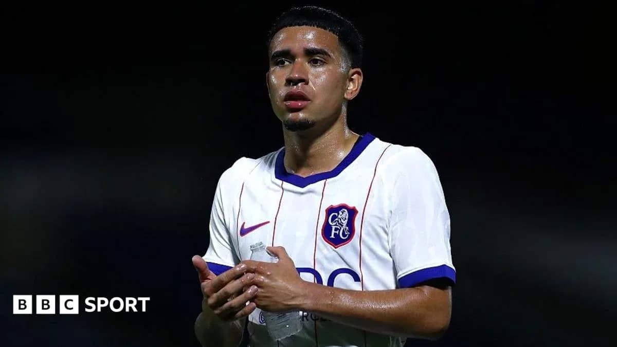 Jugador con camiseta de Chelsea sosteniendo agua