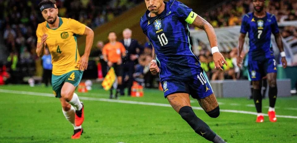 Jugador de Brasil corriendo con el balón en el partido