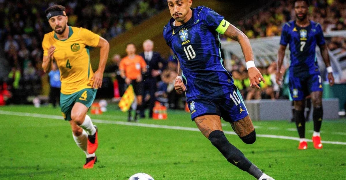 Jugador de Brasil corriendo con el balón en el partido