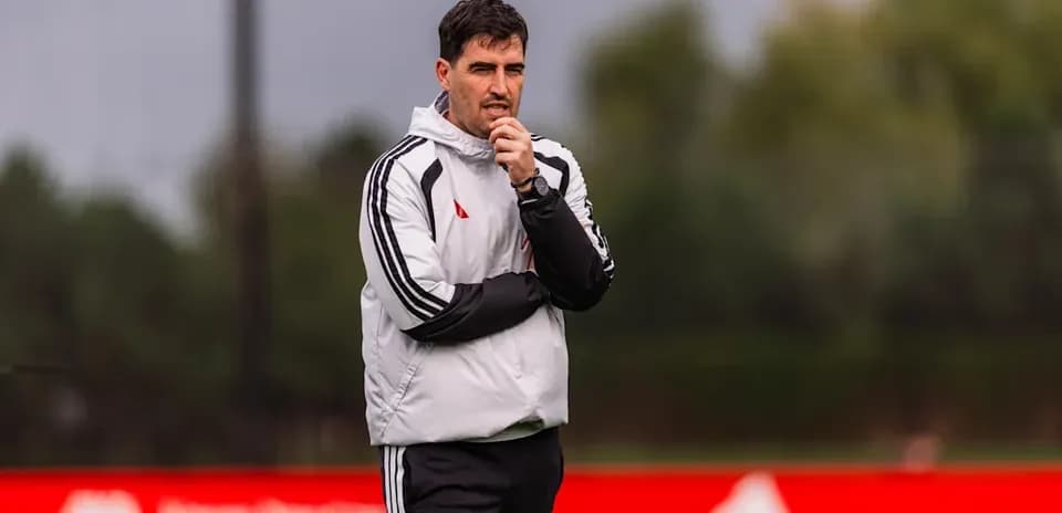 Entrenador observando durante sesión de entrenamiento