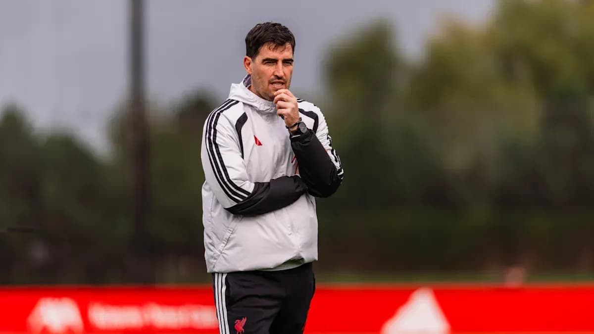 Entrenador observando durante sesión de entrenamiento
