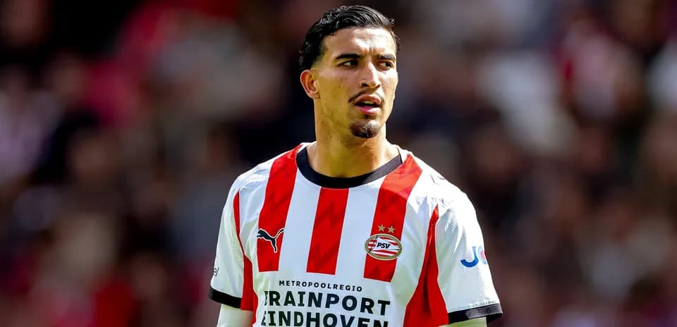 Jugador de PSV con camiseta roja y blanca en el campo