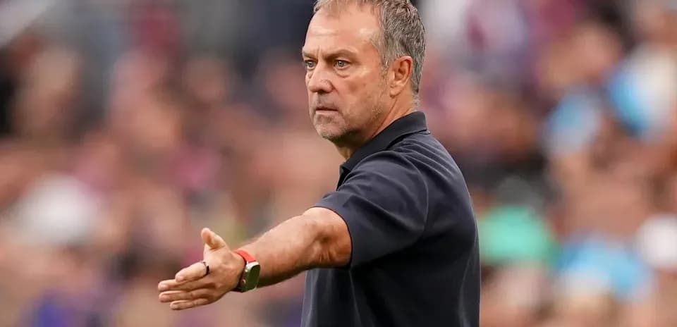 Entrenador dirigiendo a su equipo en el partido