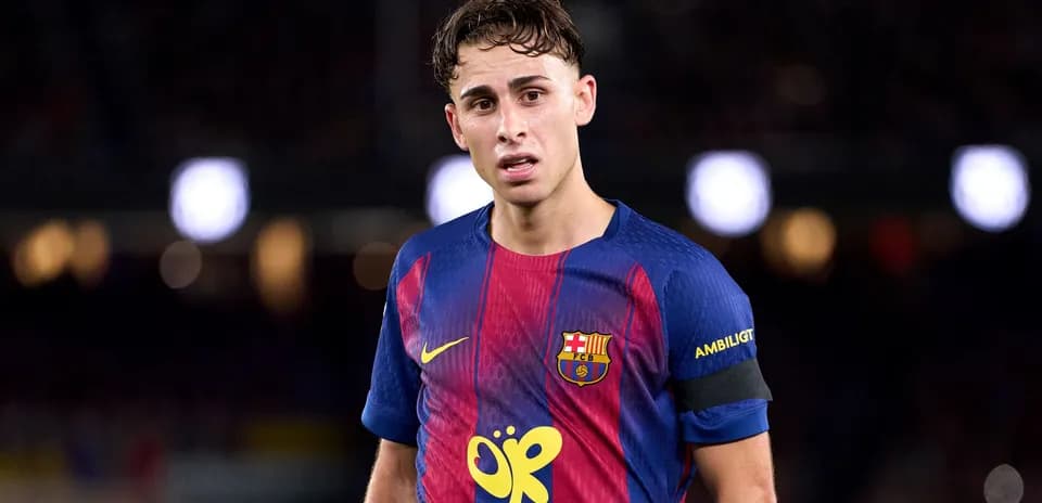 Jugador de Barcelona con camiseta y brazalete de capitán