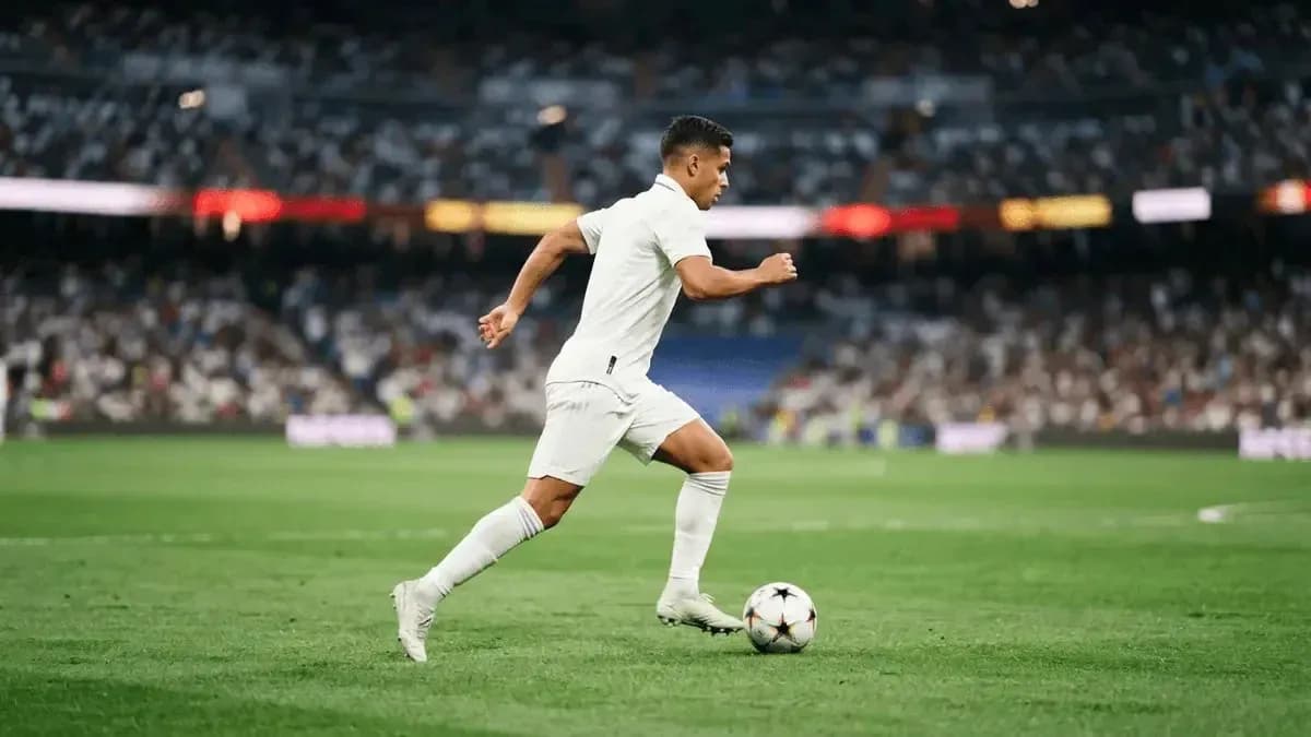 Jugador corriendo con el balón en el campo