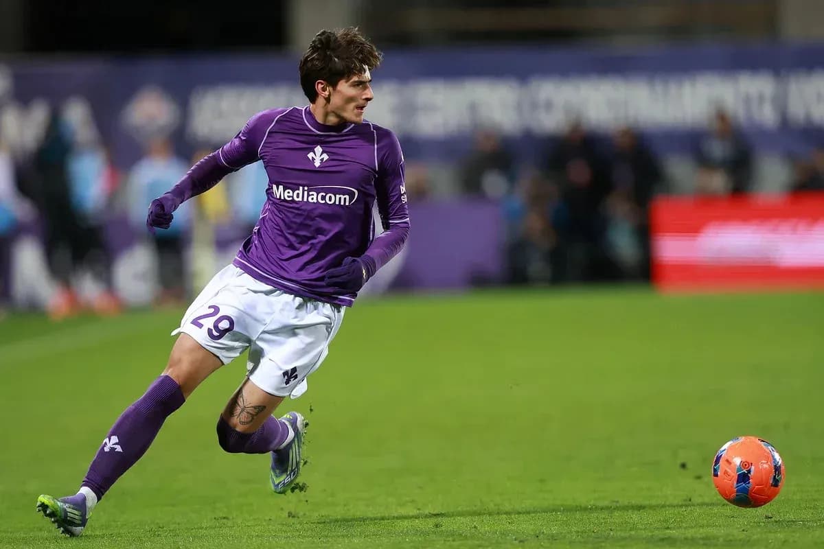 Jugador de Fiorentina corriendo tras el balón en el campo