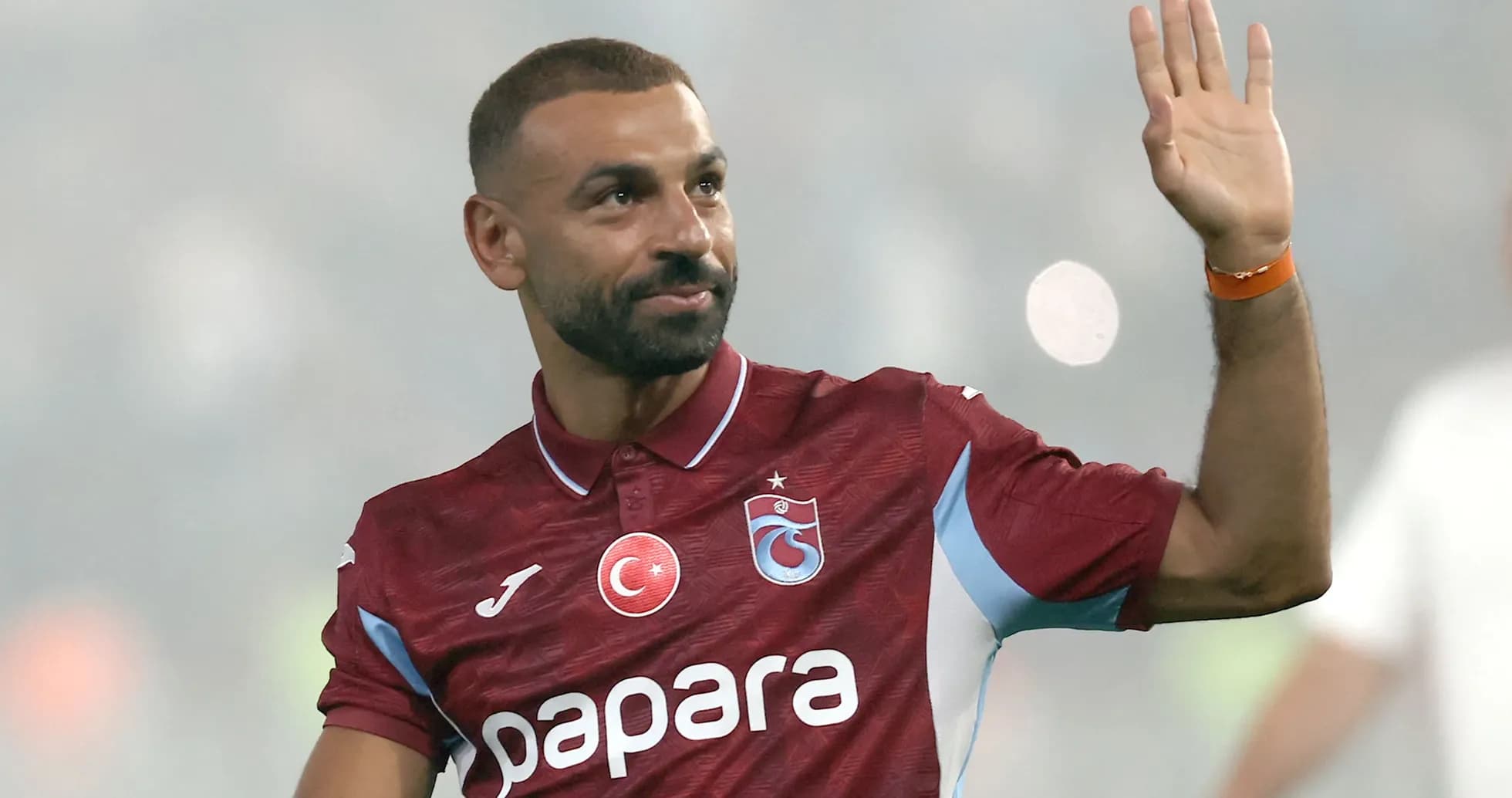 Jugador de Trabzonspor saludando a la afición