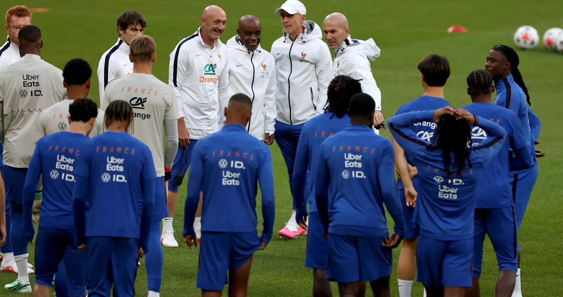 Jugadores de Francia en entrenamiento con entrenadores