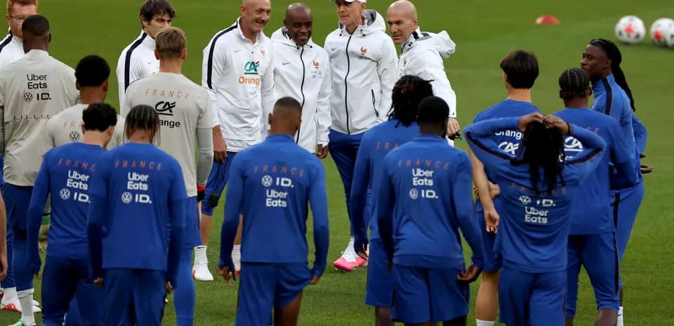 Jugadores de Francia en entrenamiento con entrenadores