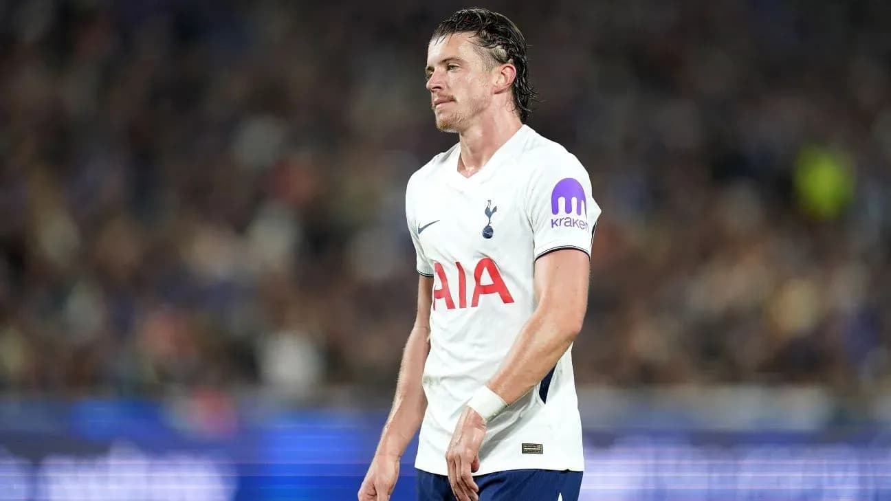 Jugador de Tottenham caminando en el campo de juego