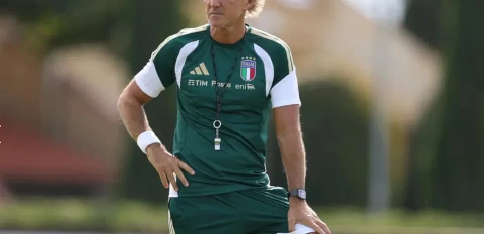 Entrenador de Italia supervisando entrenamiento en campo