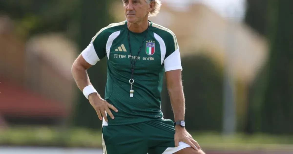 Entrenador de Italia supervisando entrenamiento en campo