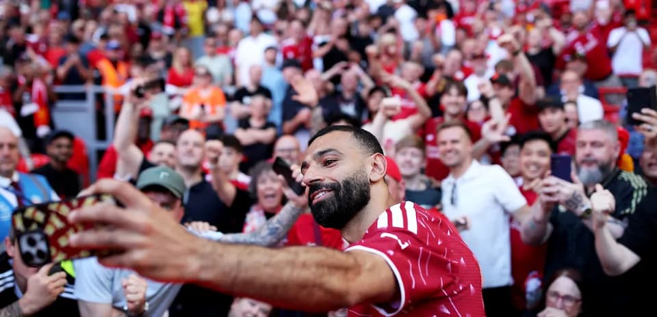 Jugador celebrando con aficionados en el estadio