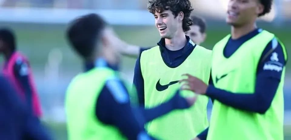 Jugadores entrenando y sonriendo en la sesión