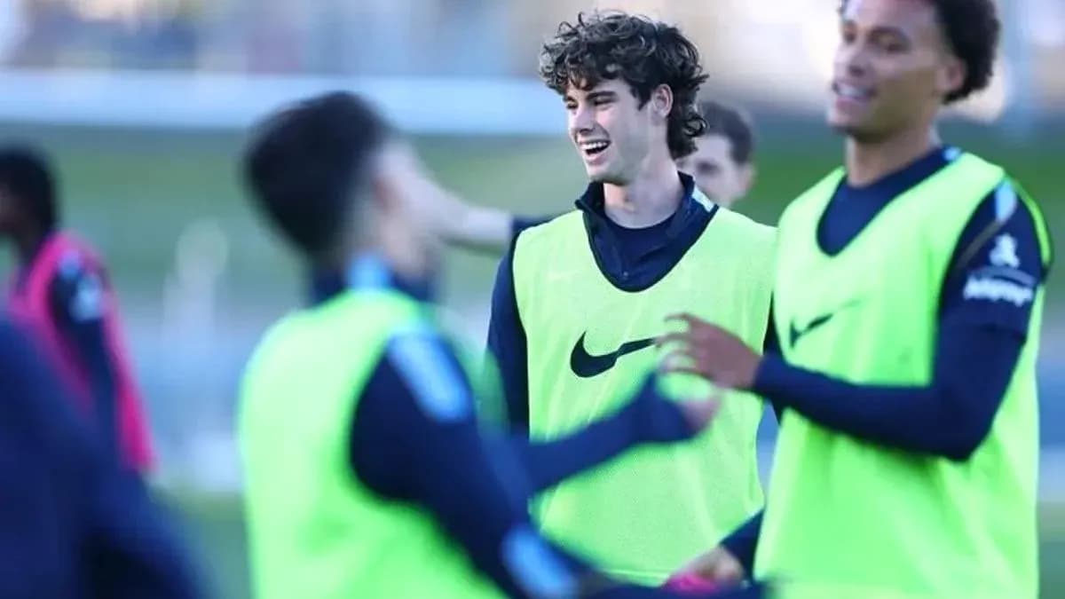 Jugadores entrenando y sonriendo en la sesión