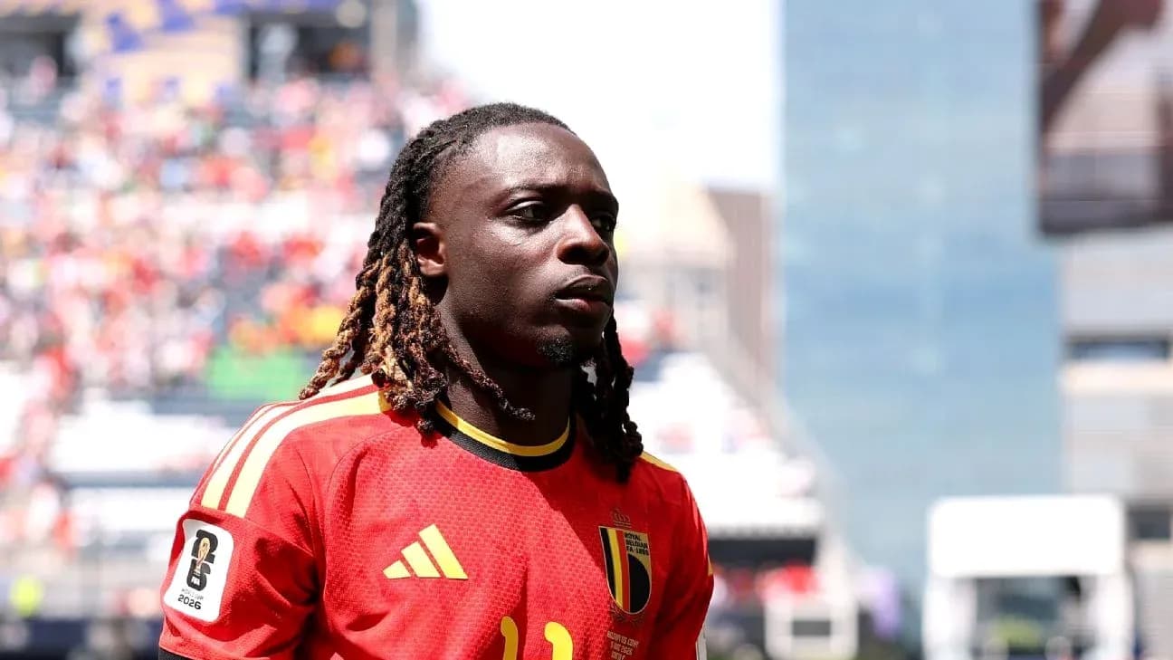 Jugador belga en uniforme rojo antes del partido
