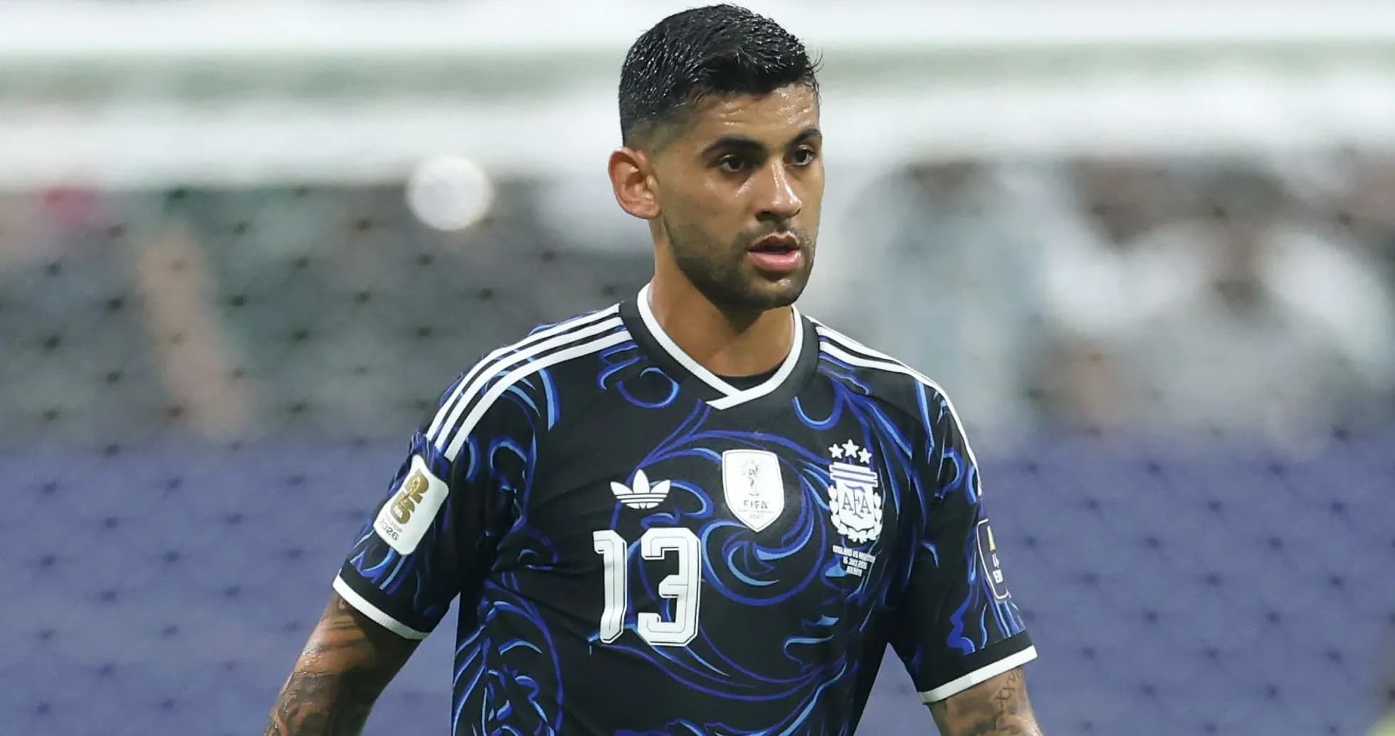 Jugador con camiseta negra de Argentina en el campo