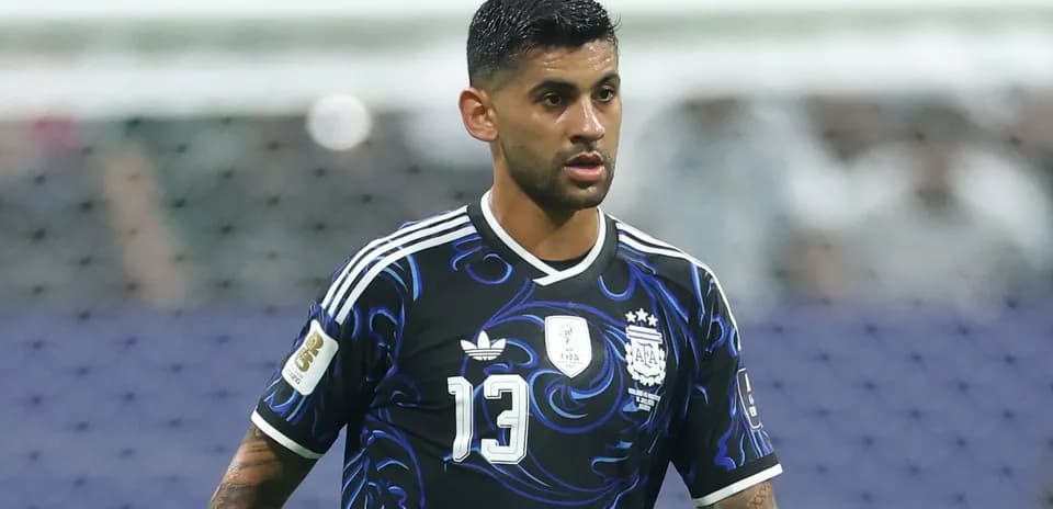 Jugador con camiseta negra de Argentina en el campo