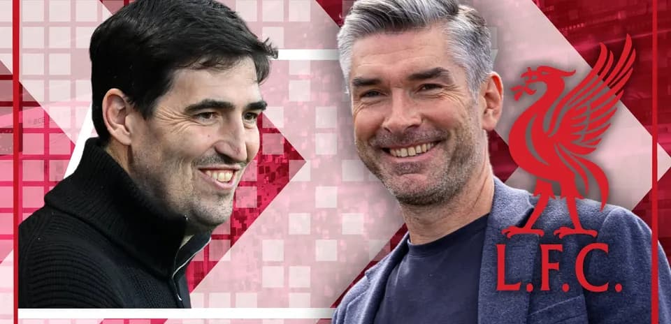 Entrenadores sonriendo con fondo de Liverpool F.C.