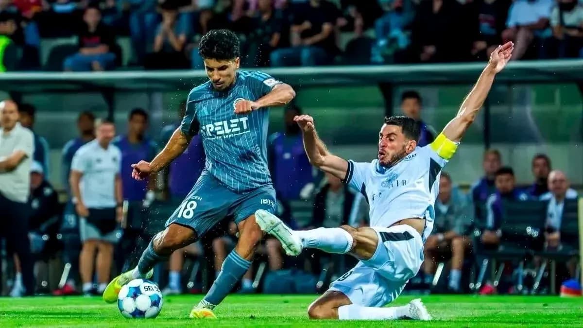 Jugadores compitiendo por el balón en el partido
