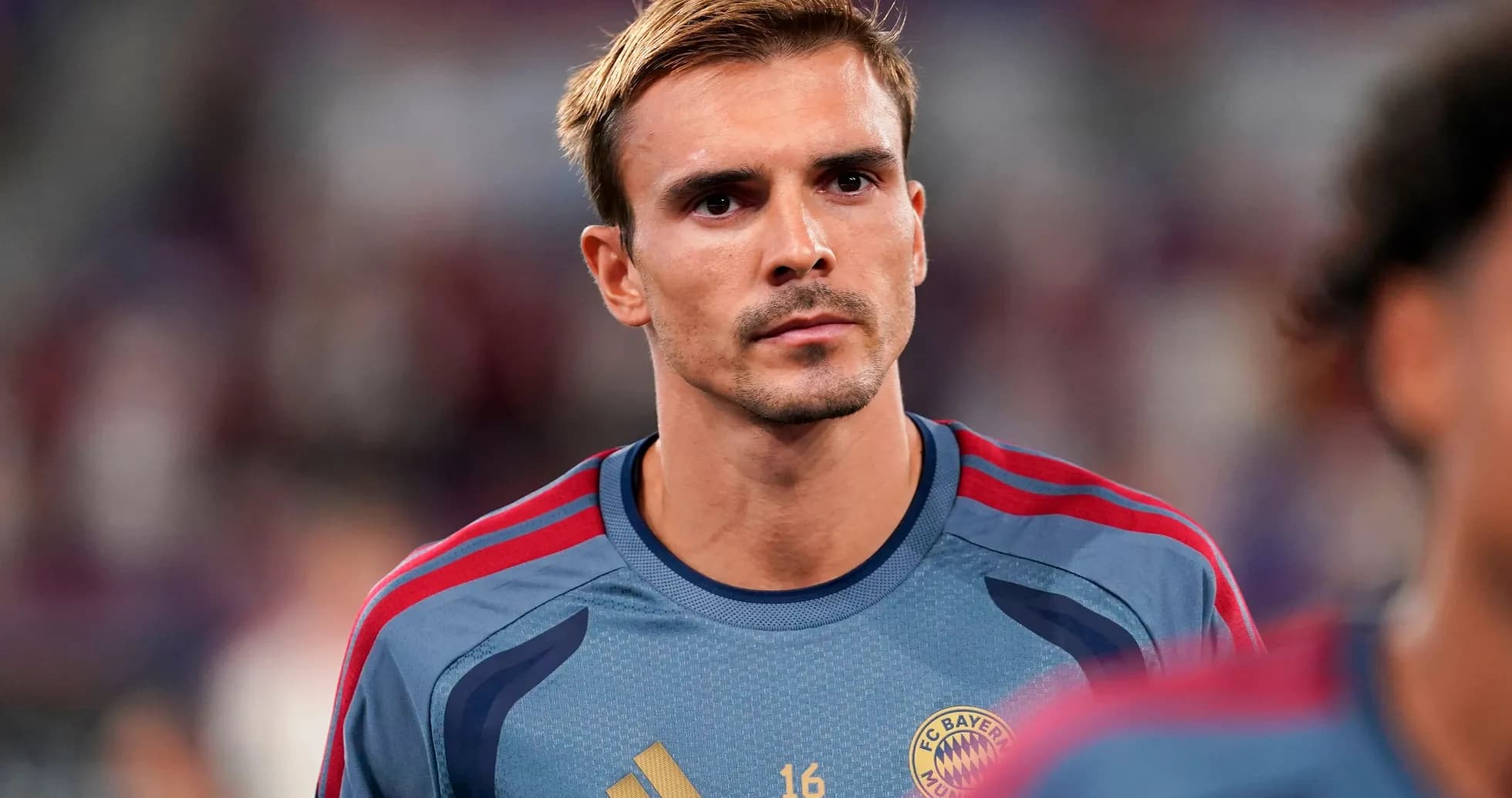 Jugador de Bayern Múnich en uniforme antes del partido
