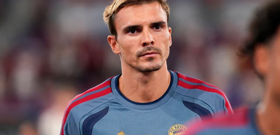 Jugador de Bayern Múnich en uniforme antes del partido