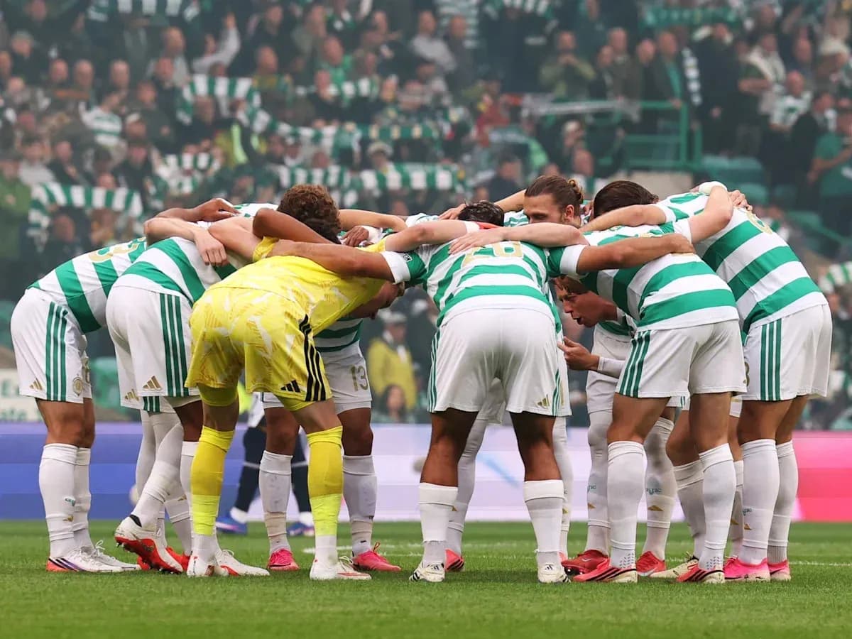 Jugadores de Celtic en círculo antes del partido