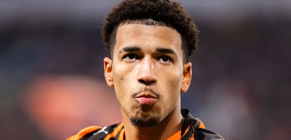 Jugador en uniforme naranja mirando hacia adelante