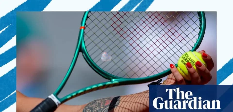 Raqueta de tenis sosteniendo una pelota amarilla